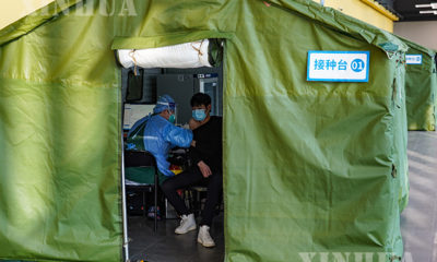 တရုတ်နိုင်ငံ ပေကျင်းမြို့ တာ့ရှင်းအားကစား စင်တာတွင် မြို့နေပြည်သူများအား ဒုတိယမြောက် COVID-19ကာကွယ်ဆေး ထိုးနှံပေးနေသည်ကို ဇန်နဝါရီ ၂၃ ရက်က တွေ့ရစဉ်(ဆင်ဟွာ)