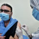 အီဂျစ်နိုင်ငံ အစ်မန်လီယာပြည်နယ် Abu Khalifa အရေးပေါ်ကုသမှုဆေးရုံတွင် ကျန်းမာရေးဝန်ထမ်းတစ်ဦးအား Sinopharm COVID-19 ကာကွယ်ဆေးထိုးနှံပေးနေသည်ကို ဇန်နဝါရီ ၂၄ ရက်က တွေ့ရစဉ်(ဆင်ဟွာ)