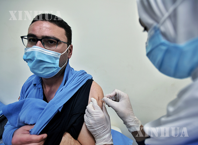 အီဂျစ်နိုင်ငံ အစ်မန်လီယာပြည်နယ် Abu Khalifa အရေးပေါ်ကုသမှုဆေးရုံတွင် ကျန်းမာရေးဝန်ထမ်းတစ်ဦးအား Sinopharm COVID-19 ကာကွယ်ဆေးထိုးနှံပေးနေသည်ကို ဇန်နဝါရီ ၂၄ ရက်က တွေ့ရစဉ်(ဆင်ဟွာ)