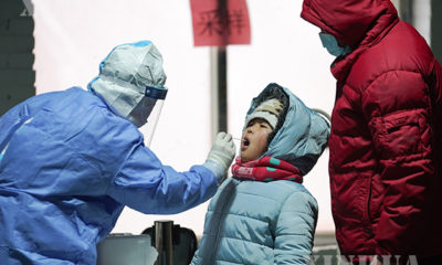 တရုတ်နိုင်ငံ ပေကျင်းမြို့ တာ့ရှင်းခရိုင်တွင် ဒုတိယအကြိမ်မြောက် ကိုရိုနာဗိုင်းရပ်စ် Nucleic acid ဆေးစစ်မှုများ ပြုလုပ်နေသည်ကို ဇန်နဝါရီ ၂၆ ရက်က တွေ့ရစဉ်(ဆင်ဟွာ)