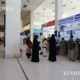 သီရိလင်္ကာနိုင်ငံ Katunayake ရှိ Bandaranaike နိုင်ငံတကာလေဆိပ်သို့ Oman Air လေကြောင်းခရီးစဉ်ဖြင့် ခရီးသည်များ ရောက်ရှိလာပြီးနောက် ငွေကြေးလဲလှယ်ရန် စောင့်ဆိုင်းနေသည်ကို ဇန်နဝါရီ ၂၁ ရက်က တွေ့ရစဉ် (ဆင်ဟွာ)