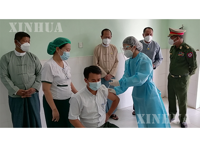 နေပြည်တော် ဇမ္ဗူသီရိမြို့နယ် ခုတင် ၅၀ ဆေးရုံ၌ COVID-19 ကာကွယ်ဆေး စတင်ထိုးနှံနေသည်ကို နေပြည်တော်ကောင်စီဥက္ကဌ၊ မြို့တော်ဝန် ဒေါက်တာ မျိုးအောင် လာရောက်ကြည့်ရှုစဉ် (ဆင်ဟွာ)