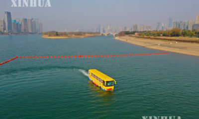 တရုတ်နိုင်ငံ အလယ်ပိုင်း ဟူနန်ပြည်နယ် ချန်ရှားမြို့ရှိ Xiangjiang မြစ်၏ ချန်ရှားအပိုင်းရှိ ရေထဲတွင် မောင်းနှင်သွားလာနေသည့် ကုန်း၊ ရေနှစ်သွယ်သွား ရှုခင်းကြည့်ဘတ်စ်ကားကို ဇန်နဝါရီ ၁၅ ရက်က တွေ့ရစဉ် (ဆင်ဟွာ)