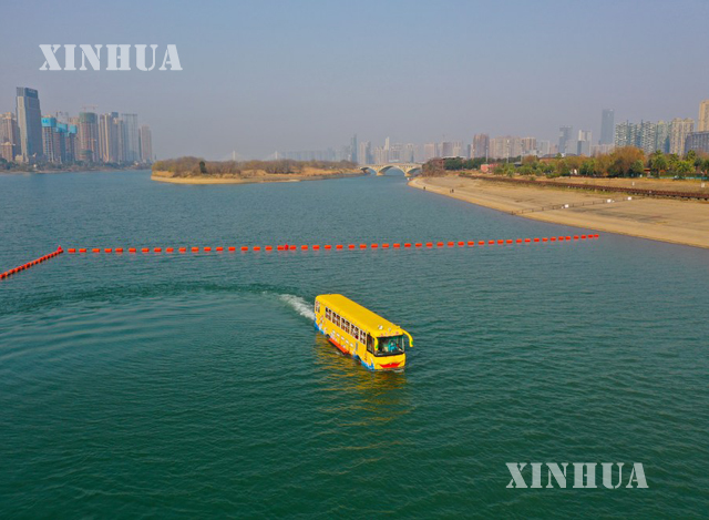 တရုတ်နိုင်ငံ အလယ်ပိုင်း ဟူနန်ပြည်နယ် ချန်ရှားမြို့ရှိ Xiangjiang မြစ်၏ ချန်ရှားအပိုင်းရှိ ရေထဲတွင် မောင်းနှင်သွားလာနေသည့် ကုန်း၊ ရေနှစ်သွယ်သွား ရှုခင်းကြည့်ဘတ်စ်ကားကို ဇန်နဝါရီ ၁၅ ရက်က တွေ့ရစဉ် (ဆင်ဟွာ)