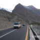 တရုတ်-ပါကစ္စတန် ချစ်ကြည်ရေးအဝေးပြေးလမ်း ဖြစ်သည့် Karakoram အဝေးပြေးလမ်းတွင် ကားများသွားလာနေသည်ကိုမြင်တွေ့ရစဉ်(ဆင်ဟွာ)