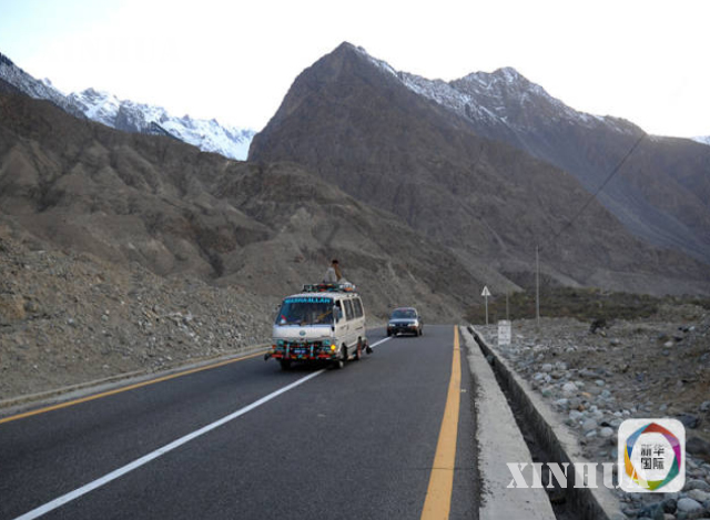 တရုတ်-ပါကစ္စတန် ချစ်ကြည်ရေးအဝေးပြေးလမ်း ဖြစ်သည့် Karakoram အဝေးပြေးလမ်းတွင် ကားများသွားလာနေသည်ကိုမြင်တွေ့ရစဉ်(ဆင်ဟွာ)
