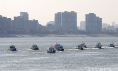 တရုတ်နိုင်ငံ အလယ်ပိုင်း ဟူပေပြည်နယ် ဝူဟန့်မြို့ရှိ ယန်ဇီမြစ်၏ ဝူဟန့်မြစ်ပိုင်းတွင် စည်းကမ်းကြီးကြပ်ရေး သင်္ဘောများ ရွက်လွှင့်နေသည်ကို ဒီဇင်ဘာ ၃၁ ရက်က တွေ့ရစဉ် (ဆင်ဟွာ)