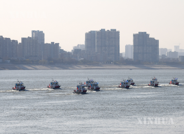 တရုတ်နိုင်ငံ အလယ်ပိုင်း ဟူပေပြည်နယ် ဝူဟန့်မြို့ရှိ ယန်ဇီမြစ်၏ ဝူဟန့်မြစ်ပိုင်းတွင် စည်းကမ်းကြီးကြပ်ရေး သင်္ဘောများ ရွက်လွှင့်နေသည်ကို ဒီဇင်ဘာ ၃၁ ရက်က တွေ့ရစဉ် (ဆင်ဟွာ)
