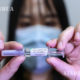 တရုတ်နိုင်ငံ ပေကျင်းမြို့ရှိ China National Pharmaceutical Group Co., Ltd. (Sinopharm) ၏ COVID-19 ကာကွယ်ဆေး (COVID-19 inactivated vaccine) နမူနာကို ပြသနေစဉ် (ဆင်ဟွာ)