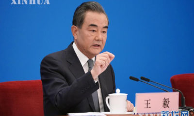 တရုတ်နိုင်ငံနိုင်ငံတော်ကောင်စီဝင် ၊ နိုင်ငံခြားရေးဝန်ကြီး ဝမ်ရိ အား သတင်းစာရှင်းလင်းပွဲ တစ်ခုတွင် မြင်တွေ့ရစဉ်(ဆင်ဟွာ)