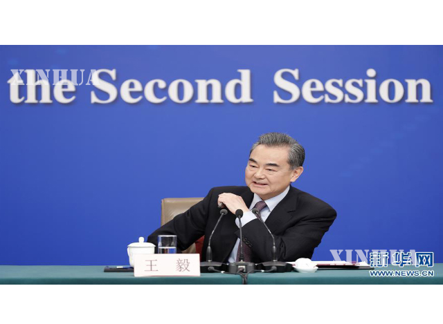 တရုတ်နိုင်ငံ နိုင်ငံတော်ကောင်စီဝင် ၊ နိုင်ငံခြားရေးဝန်ကြီး ဝမ်ရိ အား သတင်းစာရှင်းလင်းပွဲ တစ်ခုတွင် မြင်တွေ့ရစဉ် (ဆင်ဟွာ)