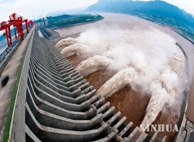 တရုတ်နိုင်ငံ အလယ်ပိုင်း ဟူပေပြည်နယ်ရှိ မြစ်ကျဉ်းသုံးသွယ်ရေကာတာအား မြင်တွေ့ရစဉ် (ဆင်ဟွာ)