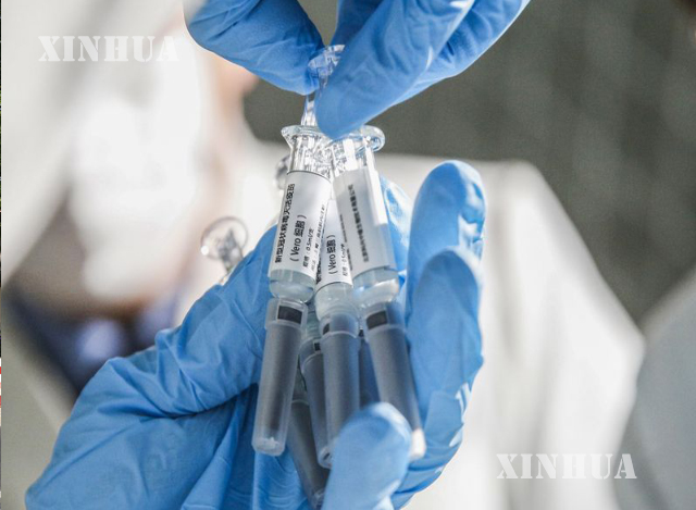 တရုတ်နိုင်ငံ Sinovac Biotech ကုမ္ပဏီမှ ထုတ်လုပ်သော COVID-19 ကာကွယ်ဆေးများကို ဝန်ထမ်းတစ်ဦးက၂၀၂၀ ပြည့်နှစ် မတ် ၁၆ ရက်တွင် ထုတ်ဖော်ပြသနေစဉ်(ဆင်ဟွာ)