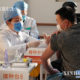 တရုတ်နိုင်ငံ ပေကျင်းမြို့တွင် ဇန်နဝါရီ ၃ ရက်၌ ဆေးဘက်ဆိုင်ရာဝန်ထမ်းက COVID-19 ရောဂါ ကာကွယ်ဆေး ထိုးနှံပေးနေသည်ကို မြင်တွေ့ရစဉ်(ဆင်ဟွာ)