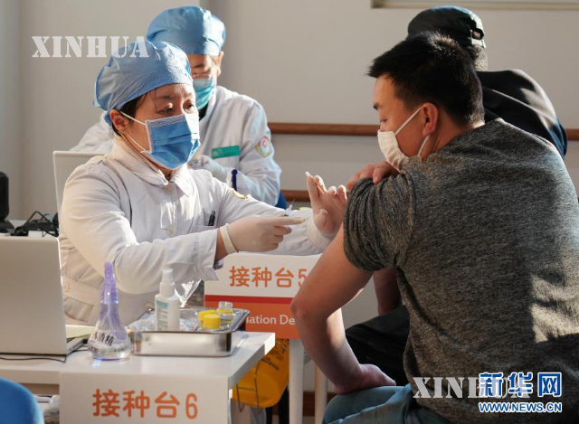 တရုတ်နိုင်ငံ ပေကျင်းမြို့တွင် ဇန်နဝါရီ ၃ ရက်၌ ဆေးဘက်ဆိုင်ရာဝန်ထမ်းက COVID-19 ရောဂါ ကာကွယ်ဆေး ထိုးနှံပေးနေသည်ကို မြင်တွေ့ရစဉ်(ဆင်ဟွာ)