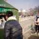 တရုတ်နိုင်ငံ ပေကျင်းမြို့ တာရှင်းဒေသတွင် ဇန်နဝါရီ ၂၀ ရက်၌ ဆေးဘက်ဆိုင်ရာဝန်ထမ်းတစ်ဦးက အမျိုးသားတစ်ဦးအား Nucleic acid စစ်ဆေးမှု ပြုလုပ်ပေးနေစဉ် (ဆင်ဟွာ)