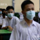 နှာခေါင်းစည်းဖြင့် စာသင်ကြားနေသော ကျောင်းသားများအားတွေ့ရစဉ် (ဆင်ဟွာ)
