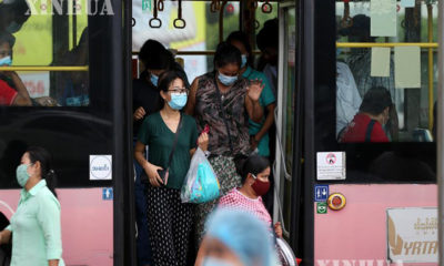 ရန်ကုန်မြို့တွင် နှာခေါင်းစည်း တပ်ဆင်သွားလာသူများအား တွေ့ရစဉ်(ဆင်ဟွာ)