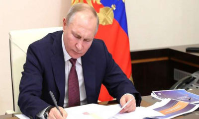 ရုရှားနိုင်ငံ သမ္မတ ဗလာဒီမာပူတင်အား အစိုးရအဖွဲ့ဝင်များနှင့် ဗီဒီယိုလင့်မှတစ်ဆင့်ပြုလုပ်သည့် အစည်းအဝေး၌ တွေ့ရစဉ် (ဓာတ်ပုံ- Kremlin photo)