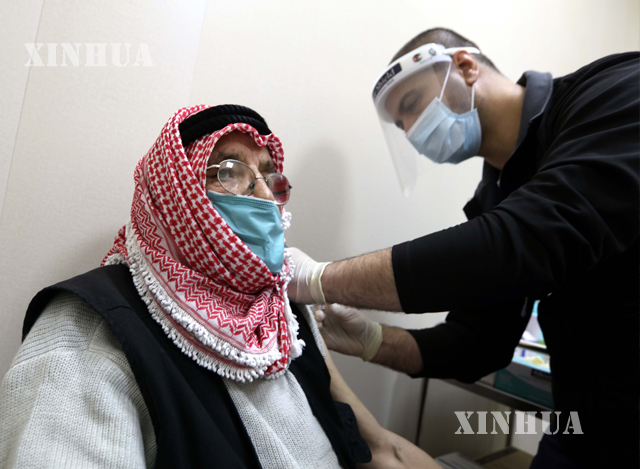 ဂျော်ဒန်နိုင်ငံ မြို့တော် အာမန်တွင် COVID-19 ကာကွယ်ဆေး ထိုးနှံမှုများ ပြုလုပ်နေသည်ကို ဇန်နဝါရီ ၁၃ ရက်က တွေ့ရစဉ်(ဆင်ဟွာ)