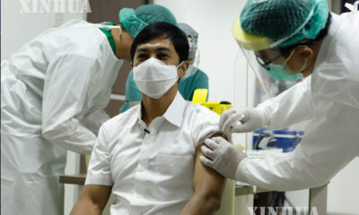 အင်ဒိုနီးရှားနိုင်ငံ မြို့တော် ဂျကာတာ Cipto Mangunkusumo ဆေးရုံကြီးတွင် ဆေးဝန်ထမ်းများအား တရုတ်နိုင်ငံ Sinovac COVID-19 ကာကွယ်ဆေးထိုးနှံပေးနေသည်ကို ဇန်နဝါရီ ၁၄ ရက်က တွေ့ရစဉ်(ဆင်ဟွာ)