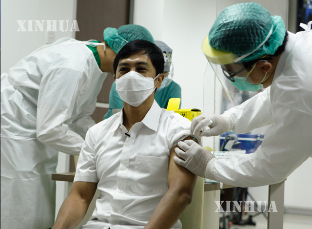 အင်ဒိုနီးရှားနိုင်ငံ မြို့တော် ဂျကာတာ Cipto Mangunkusumo ဆေးရုံကြီးတွင် ဆေးဝန်ထမ်းများအား တရုတ်နိုင်ငံ Sinovac COVID-19 ကာကွယ်ဆေးထိုးနှံပေးနေသည်ကို ဇန်နဝါရီ ၁၄ ရက်က တွေ့ရစဉ်(ဆင်ဟွာ)