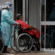 ဘရာဇီးနိုင်ငံ မြို့တော် ဘရာဇီးလီယာ တွင် ဇန်နဝါရီ ၁၄ ရက် ၌ COVID-19 ရောဂါပိုး ကူးစက်ခံရသူ တစ်ဦးအား ဆေးရုံသို့ ပို့ဆောင်နေစဉ် (ဆင်ဟွာ)