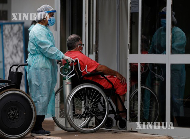 ဘရာဇီးနိုင်ငံ မြို့တော် ဘရာဇီးလီယာ တွင် ဇန်နဝါရီ ၁၄ ရက် ၌ COVID-19 ရောဂါပိုး ကူးစက်ခံရသူ တစ်ဦးအား ဆေးရုံသို့ ပို့ဆောင်နေစဉ် (ဆင်ဟွာ)