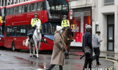 ဗြိတိန် နိုင်ငံ လန်ဒန်မြို့ရှိ လမ်းတစ်ခု တွင် ဒီဇင်ဘာ ၂၁ ရက် ၌ သွားလာနေသူများနှင့် ကင်းလှည့်နေသည့် ရဲများကို မြင်တွေ့ရစဉ်(ဆင်ဟွာ)