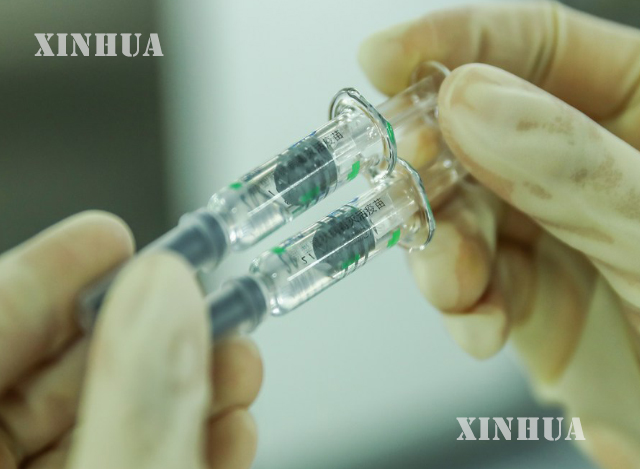 တရုတ်နိုင်ငံ ပေကျင်းမြို့တော်ရှိ ပေကျင်း ဇီဝဗေဒဆိုင်ရာထုတ်ကုန်များ အင်စတီကျူ့ကုမ္ပဏီလီမိတက်၏ ထုပ်ပိုးမှုစက်ရုံတွင် COVID-19 ကာကွယ်ဆေး (COVID-19 inactivated vaccine) ထုပ်ပိုးမှုအရည်အသွေးကို ဝန်ထမ်းတစ်ဦးက စစ်ဆေးနေစဉ် (ဆင်ဟွာ)