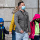 ဗြိတိန်နိုင်ငံ လန်ဒန်မြို့လယ်တွင် လူများ နှာခေါင်းစည်းတပ်၍ သွားလာနေသည်ကို မြင်တွေ့ရစဉ်(ဆင်ဟွာ)