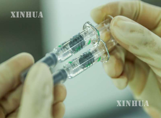 တရုတ်နိုင်ငံ ပေကျင်းမြို့ရှိ Sinopharm ဆေးဝါးကုမ္ပဏီ၏ လုပ်ငန်းခွဲတစ်ခုဖြစ်သော Beijing Biological Products Institute ကုမ္ပဏီလီမိတက်ရှိ ထုပ်ပိုးရေးစက်ရုံတွင် COVID-19 ကာကွယ်ဆေး ထုပ်ပိုးမှုအရည်အသွေးစစ်ဆေးနေသည်ကို တွေ့ရစဉ် (ဆင်ဟွာ)