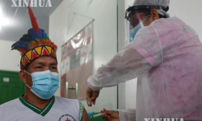 ဘရာဇီးနိုင်ငံ Amazonas ပြည်နယ်တွင် ဇန်နဝါရီ ၁၉ ရက်၌ ဆေးဘက်ဆိုင်ရာဝန်ထမ်း မှ COVID-19 ရောဂါ ကာကွယ်ဆေးထိုးနှံပေးနေသည်ကိုမြင်တွေ့ရစဉ်(ဆင်ဟွာ)
