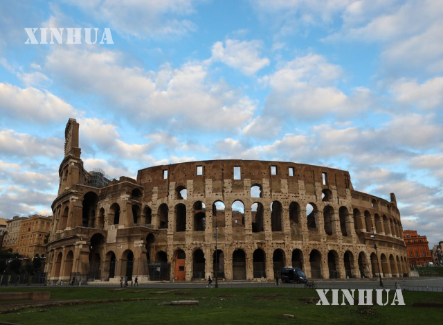 အီတလီနိုင်ငံ ရောမမြို့ရှိ Colosseum ခန်းမကြီးတွင် ခရီးသွားဧည့်သည်အနည်းငယ်ကိုသာ တွေ့ရစဉ် (ဆင်ဟွာ)