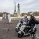 ပြင်သစ်နိုင်ငံ ပဲရစ်မြို့ရှိ လမ်းမတစ်နေရာတွင် နှာခေါင်းစည်းတပ်ဆင်ထားသော ရဲအရာရှိများကို တွေ့ရစဉ် (ဆင်ဟွာ)