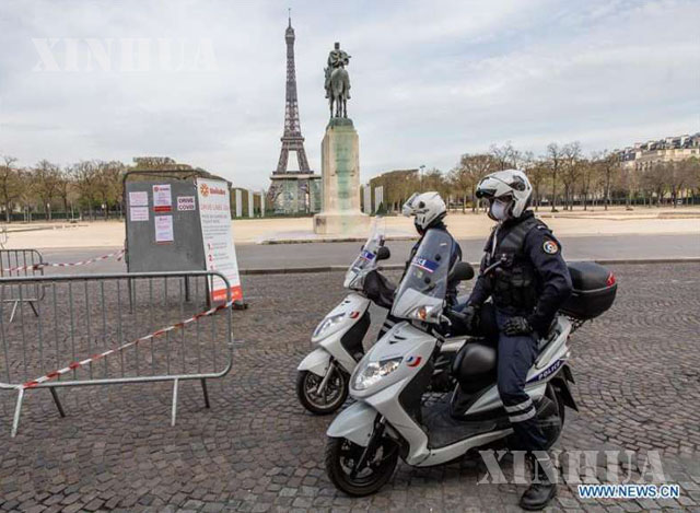 ပြင်သစ်နိုင်ငံ ပဲရစ်မြို့ရှိ လမ်းမတစ်နေရာတွင် နှာခေါင်းစည်းတပ်ဆင်ထားသော ရဲအရာရှိများကို တွေ့ရစဉ် (ဆင်ဟွာ)