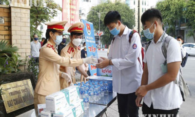 ဗီယက်နမ်နိုင်ငံ ဟနွိုင်မြို့၌ ၂၀၂၀ ပြည့်နှစ် ဩဂုတ် ၉ ရက်တွင် စာမေးပွဲသွားရောက်ဖြေဆိုကြမည့် အထက်တန်းကျောင်းသားများအား ယာဉ်ထိန်းရဲများက ရေသန့်ဗူးများ ဝေပေးနေစဉ်(ဆင်ဟွာ)
