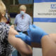 ဗြိတိန်နိုင်ငံ လန်ဒန်မြို့ရှိ Guy's ဆေးရုံတွင် Lyn Wheeler အား သူနာပြုတစ်ဦးက Pfizer-BioNTech COVID-19 ကာကွယ်ဆေးထိုးနှံပေးနေသည်ကို ကြည့်ရှုနေသည့် ဗြိတိန် ဝန်ကြီးချုပ် ဘောရစ်ဂျွန်ဆင်အား တွေ့ရစဉ် (ဓာတ်ပုံ- Andrew Parsons/No 10 Downing Street/Handout via Xinhua))