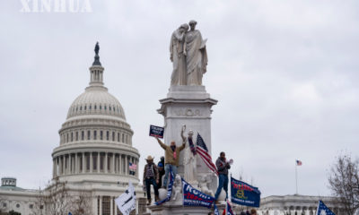 အမေရိကန်နိုင်ငံ ဝါရှင်တန်မြို့တွင် ဇန်နဝါရီ ၆ ရက်က အမေရိကန်နိုင်ငံ သမ္မတ ဒေါ်နယ်ထရမ့် အား ထောက်ခံအားပေးသူများ ဆန္ဒပြနေသည်ကို မြင်တွေ့ရစဉ်(ဆင်ဟွာ)
