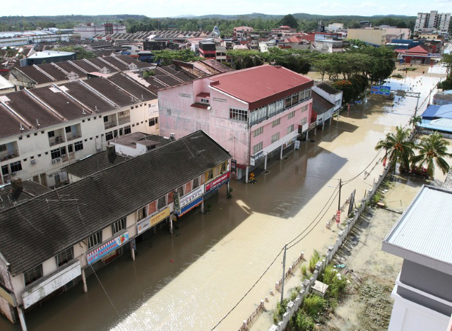 မလေးရှားနိုင်ငံ တောင်ပိုင်း Johor ပြည်နယ်၊ Kota Tinggi မြို့တွင် ရေနစ်မြုပ်နေသည့် လမ်းများကို တွေ့ရစဉ် (ဓာတ်ပုံ-Thomas Yong/The Star/Handout via Xinhua)