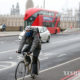 ဗြိတိန်နိုင်ငံ လန်ဒန်မြို့၌ ဇန်နဝါရီ ၈ ရက်တွင် အမျိုးသားတစ်ဦး စက်ဘီးစီး၍ သွားလာနေသည် ကိုမြင်တွေ့ရစဉ်(ဆင်ဟွာ)