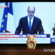 ပြင်သစ်နိုင်ငံ ဝန်ကြီးချုပ် Jean Castex က ဇန်နဝါရီ ၁၄ ရက်၌ သတင်းစာရှင်းလင်းပွဲ ပြုလုပ်နေသည်ကို ရုပ်မြင်သံကြား မှ တစ်ဆင့် မြင်တွေ့ရစဉ် (ဆင်ဟွာ)