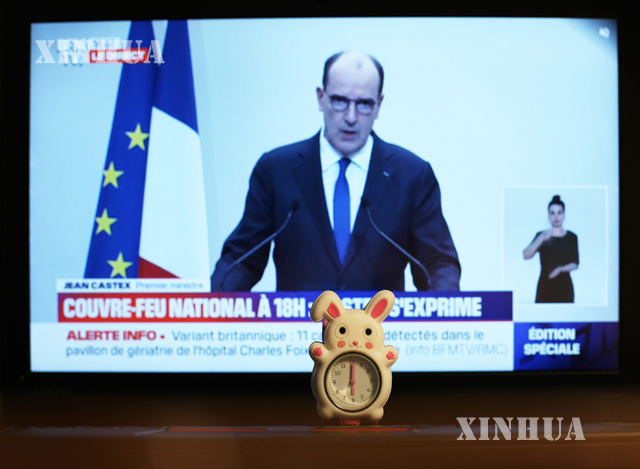 ပြင်သစ်နိုင်ငံ ဝန်ကြီးချုပ် Jean Castex က ဇန်နဝါရီ ၁၄ ရက်၌ သတင်းစာရှင်းလင်းပွဲ ပြုလုပ်နေသည်ကို ရုပ်မြင်သံကြား မှ တစ်ဆင့် မြင်တွေ့ရစဉ် (ဆင်ဟွာ)