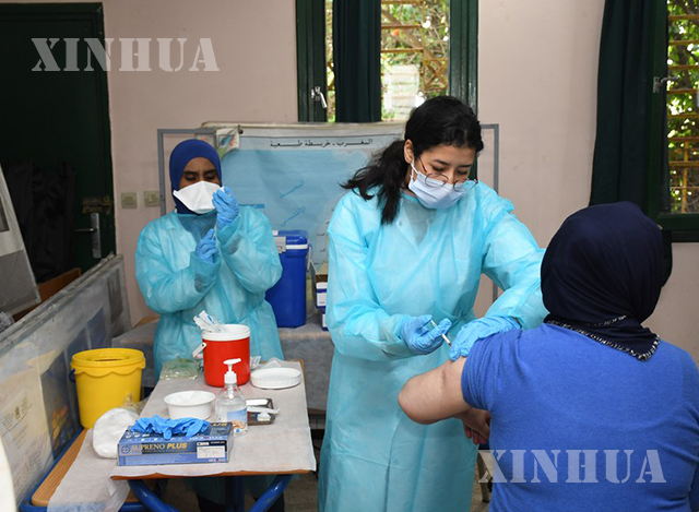 မော်ရိုကိုနိုင်ငံ ရာဘတ်မြို့တွင် ဖေဖော်ဝါရီ ၃ ရက်က အမျိုးသမီးတစ်ဦး တရုတ်နိုင်ငံထုတ် Sinopharm COVID-19 ကာကွယ်ဆေး ထိုးနှံမှုခံယူနေစဉ်(ဆင်ဟွာ)