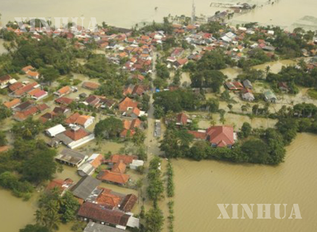 အင်ဒိုနီးရှားနိုင်ငံ အနောက်ဂျာဗားပြည်နယ် Bekasi ခရိုင်တွင် မိုးအဆက်မပြတ်ရွာသွန်းမှုနှင့် စီတာရမ်မြစ် (Citarum ) ရေလျှံမှုကြောင့် ရေကြီးရေလျှံမှုဖြစ်ပွားနေသည်ကို ဖေဖော်ဝါရီ ၂၂ ရက်က တွေ့ရစဉ်(ဆင်ဟွာ)