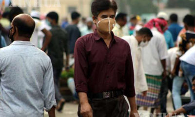 ဘင်္ဂလားဒေ့ရှ်နိုင်ငံ ဒါကာမြို့ရှိ ယာယီဈေးတစ်နေရာတွင် နှာခေါင်းစည်းတပ်ဆင်ထားသူတစ်ဦးကို တွေ့ရစဉ် (ဆင်ဟွာ)