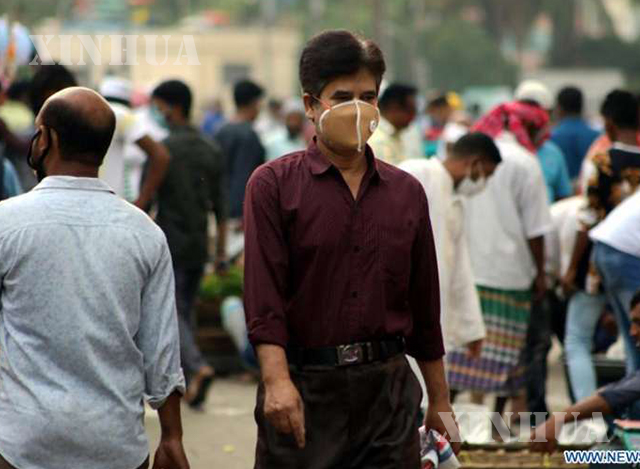 ဘင်္ဂလားဒေ့ရှ်နိုင်ငံ ဒါကာမြို့ရှိ ယာယီဈေးတစ်နေရာတွင် နှာခေါင်းစည်းတပ်ဆင်ထားသူတစ်ဦးကို တွေ့ရစဉ် (ဆင်ဟွာ)
