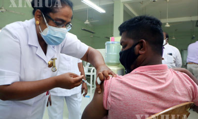 သီရိလင်္ကာ နိုင်ငံတွင် ဖေဖော်ဝါရီ ၁၅ ရက်က အမျိုးသားတစ်ဦးအား COVID-19 ရောဂါကာကွယ်ဆေးထိုးနှံပေးနေသည်ကိုမြင်တွေ့ရစဉ်(ဆင်ဟွာ)