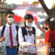 ထိုင်းနိုင်ငံ ဘန်ကောက်မြို့ရှိ စာသင်ကျောင်းဝတွင် ကျောင်းသားများ ကိုယ်ပူချိန်တိုင်း၊ လက်သန့်ရှင်းရေးလုပ်နေသည်ကို ဖေဖော်ဝါရီ ၁ ရက်က တွေ့ရစဉ်(ဆင်ဟွာ)