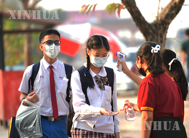 ထိုင်းနိုင်ငံ ဘန်ကောက်မြို့ရှိ စာသင်ကျောင်းဝတွင် ကျောင်းသားများ ကိုယ်ပူချိန်တိုင်း၊ လက်သန့်ရှင်းရေးလုပ်နေသည်ကို ဖေဖော်ဝါရီ ၁ ရက်က တွေ့ရစဉ်(ဆင်ဟွာ)